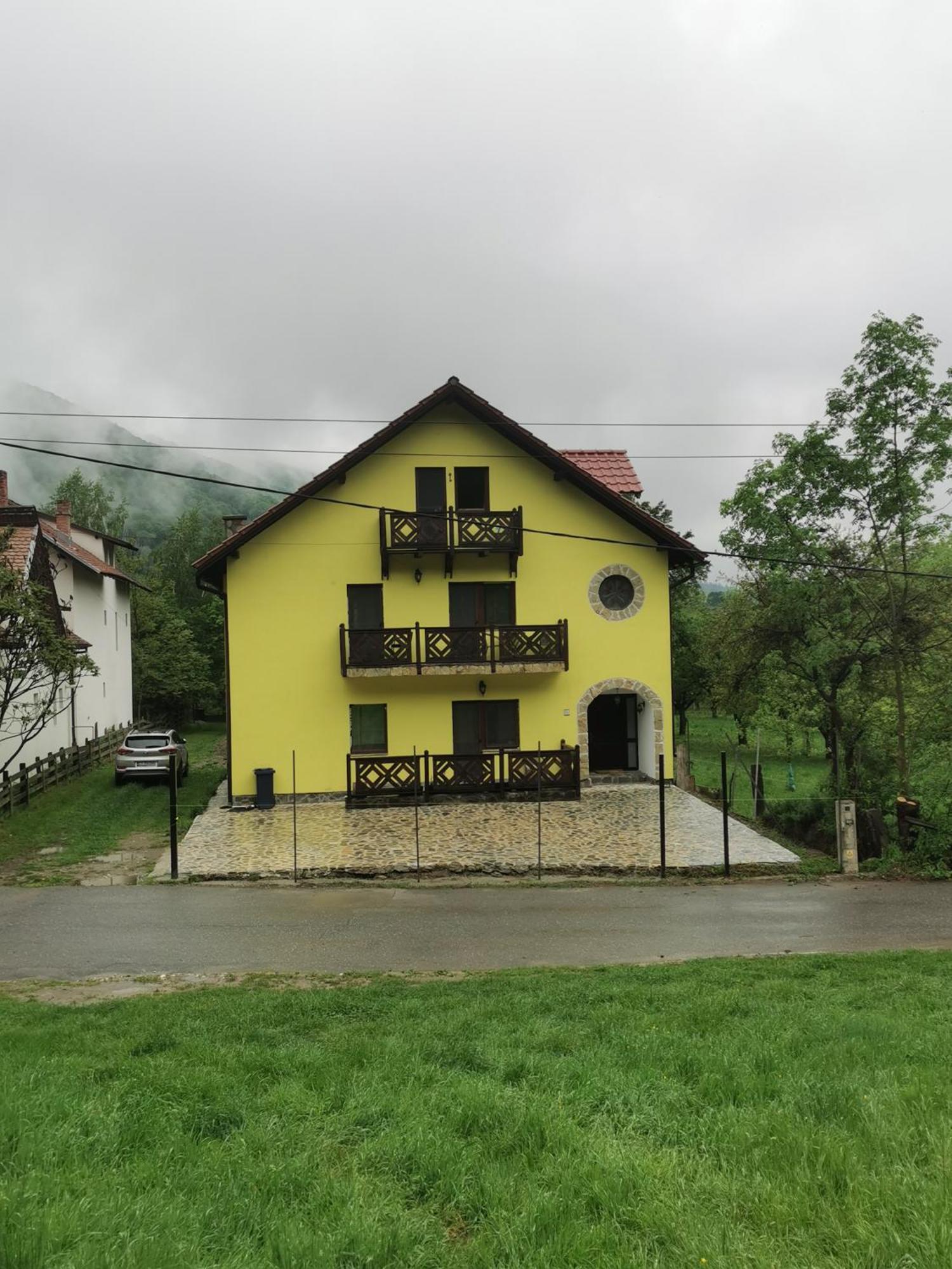 Yellow House Bran  Exteriör bild
