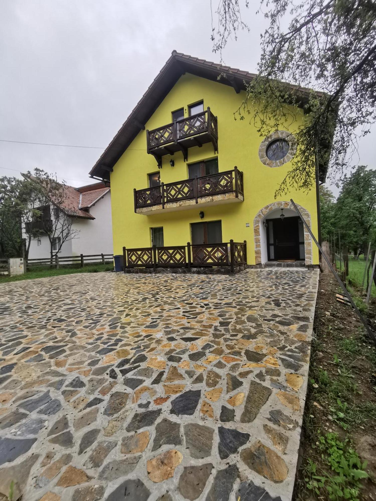 Yellow House Bran  Exteriör bild